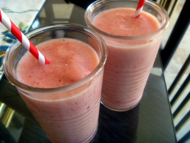 A fast and fresh Strawberry Cinnamon Smoothies that healthy and delicious!!! Make one today! - Slice of Southern