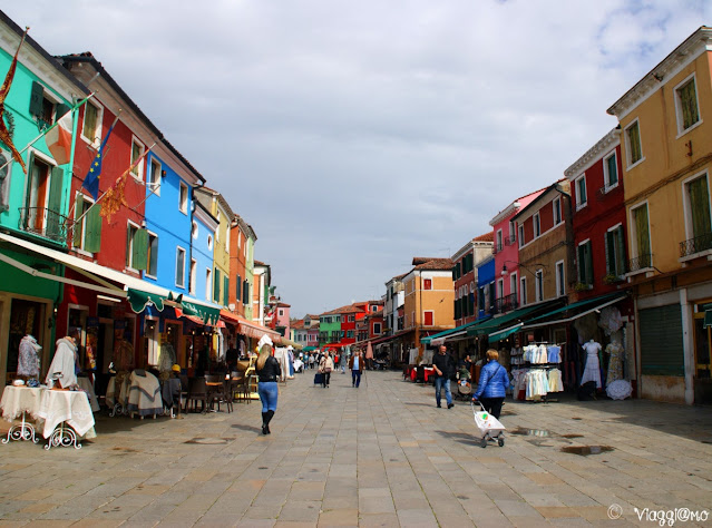Una delle colorate vie del centro di Burano
