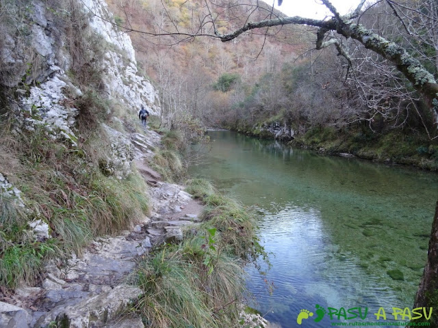 Sendero en la ruta de la Olla de San Vicente