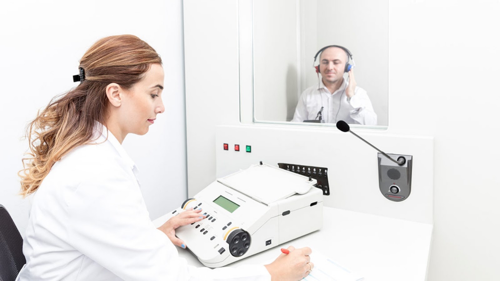 речевая аудиометрия. где пройти аудиометрию. аудиометр для аудиометрии. отоларинголог аудиометрия. исследование слухааудиомтерия.