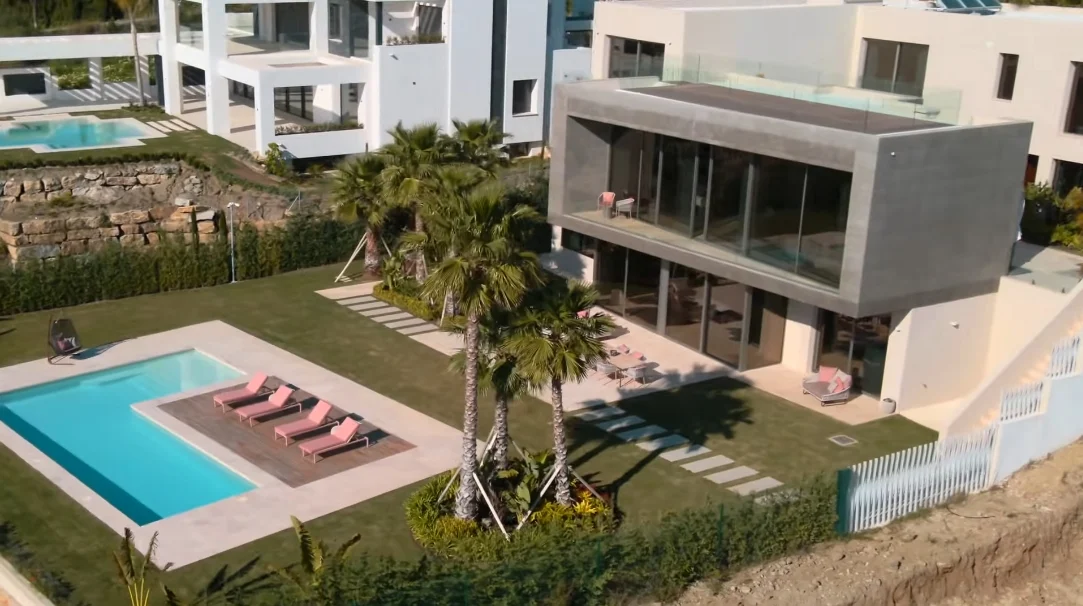 55 Interior Design Photos vs. Frontline Golf Marbella Modern Villa In Los Flamingos Tour