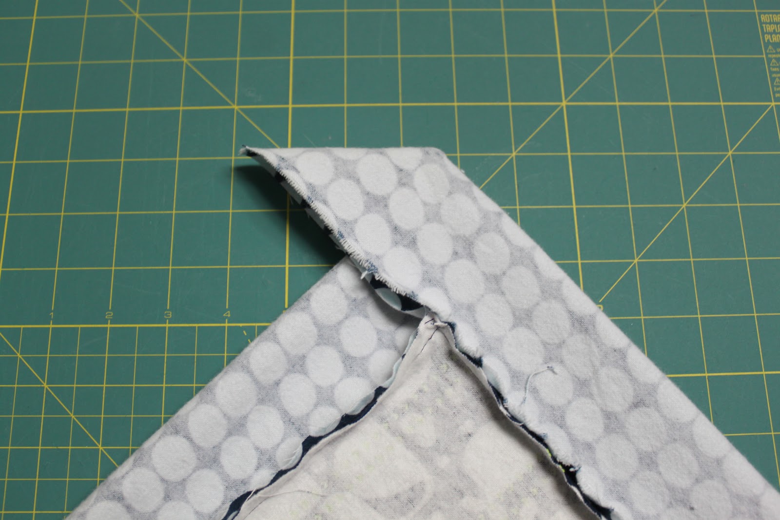 thatssewnina My favorite DIY baby gift (part 1) Mitered Corner Blanket