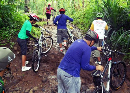 melewati jalanan becek dan licin