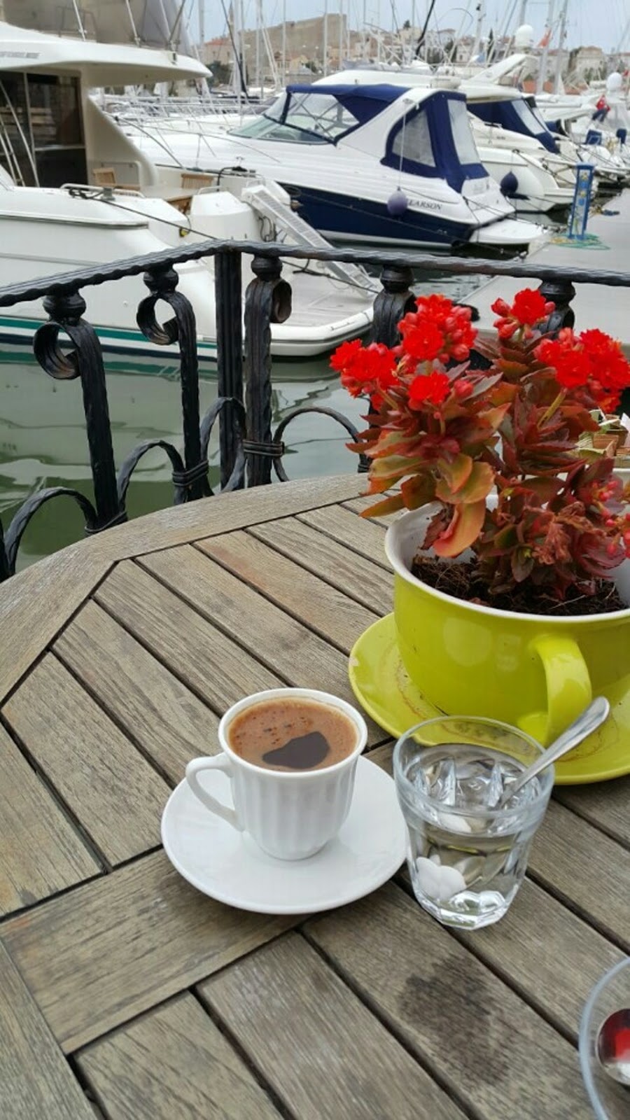 KÖPRÜ BİSTRO ÇEŞME MARİNA İZMİR Ne Kadara Yenir?