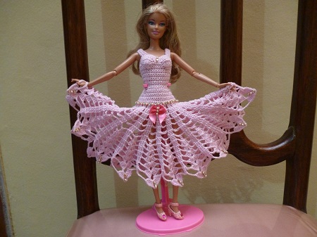 miniaturabarbieartesanatoemaispecuniamilliomcroche: DIY Croche Barbie - How  to Make - Tutorial / Passo a Passo do Vestido Com Saia de Pontas Para  Bonecas Com Pecunia MillioM
