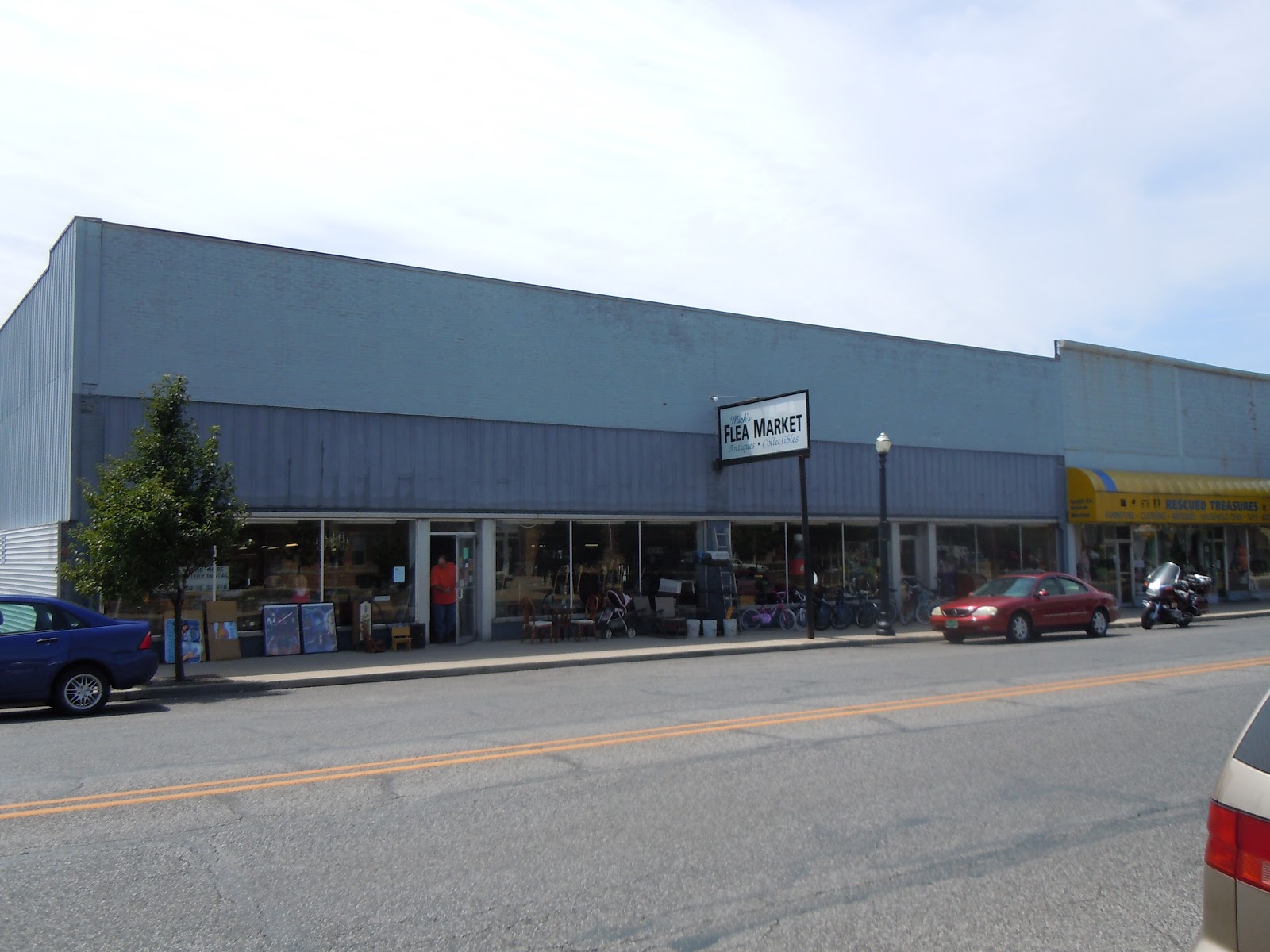 "La vie en...INDIANA!" (Life in Indiana.) Gas City Flea Market