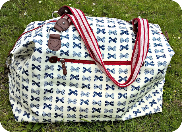 Pink Lining Navy Bows on Cream Holdall Blog Review