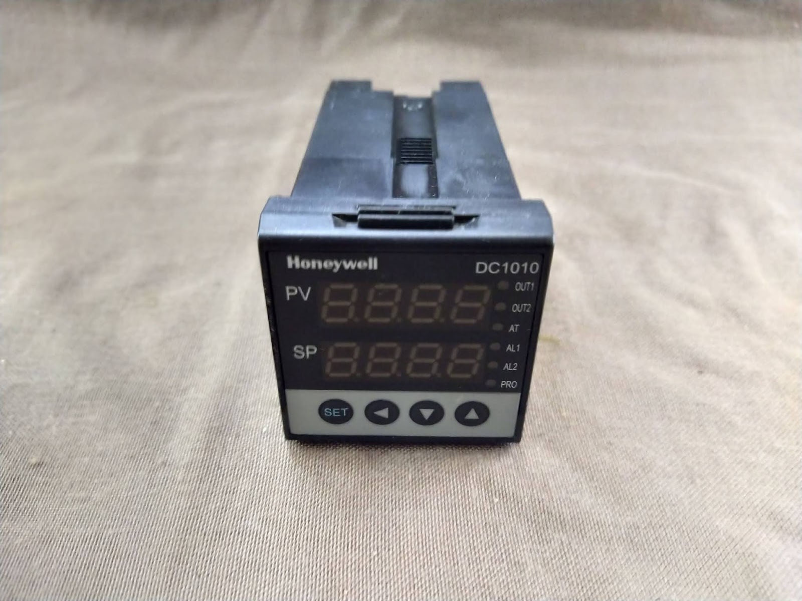 HONEYWELL DC1010 TEMPERATURE CONTROLLER DC1010CT201000E