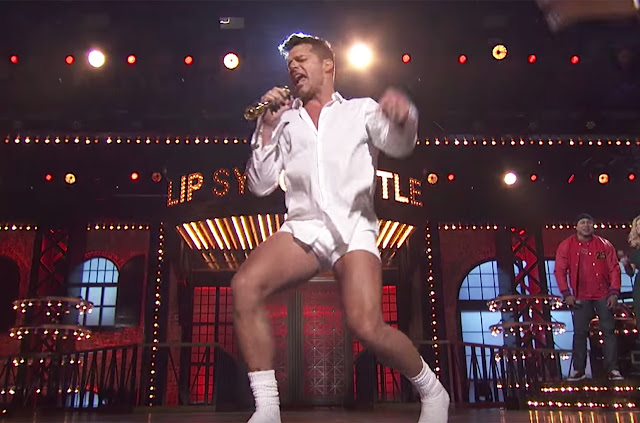 ¿Ricky Martin canta en ropa interior para ganar competencia