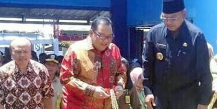 Menteri Koperasi dan UKM, Anak Agung Gede Ngurah Puspayoga didampingi Bupati Malang, Dr. H Rendra Kresna saat melakukan peresmian pasar rakyat Desa Sumberoto.