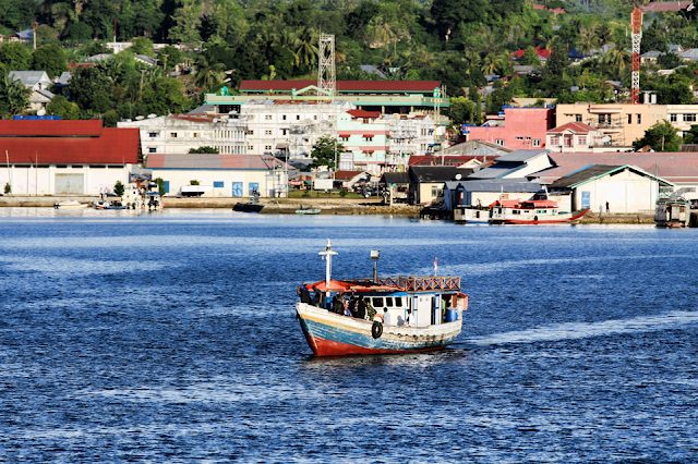 Pelabuhan kota Saumlaki - pulau Yamdena, Kabupaten Kepulauan Tanimbar, berdekatan dengan rencana lokasi kilang Onshore LNG Blok Masela