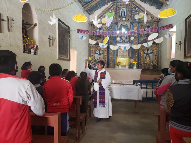 Gemeindemitglieder und Studenten von Sococha nahmen an der Heiligen Messe teil