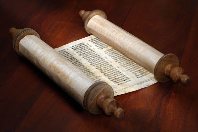 Shavuot aparenta ser una festividad muy "solitaria". Todas las demás fiestas tienen grandes simbolismos que recalcan su importancia. Pésaj tiene la matzá; Rosh Hashaná, el Shofar; y Sucot, la suca. Sólo Shavuot parece estar allí sola, desprovista de todo simbolismo.