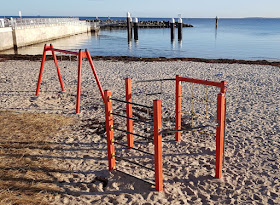 Ahoi, Schilksee! Ein Familien-Ausflug im Winter mit Strand, Hafen und Spielplatz. Spielgeräte bzw. ein kleiner Spielplatz am Strand.