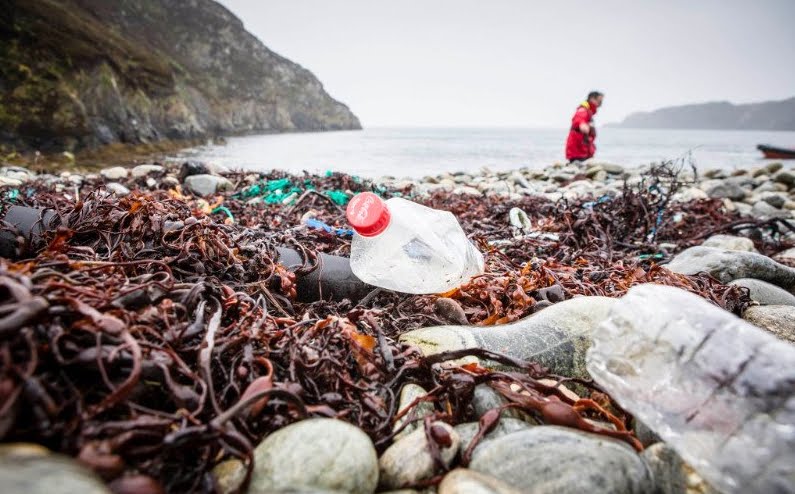 Inquinamento globale plastica: Coca-Cola Pepsi e Nestlé al TOP.