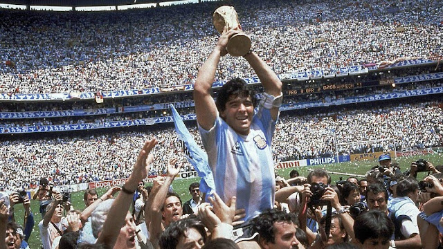 وفاة مارادونا أسطورة كرة القدم الأرجنتيني عن عمر 60 عاما