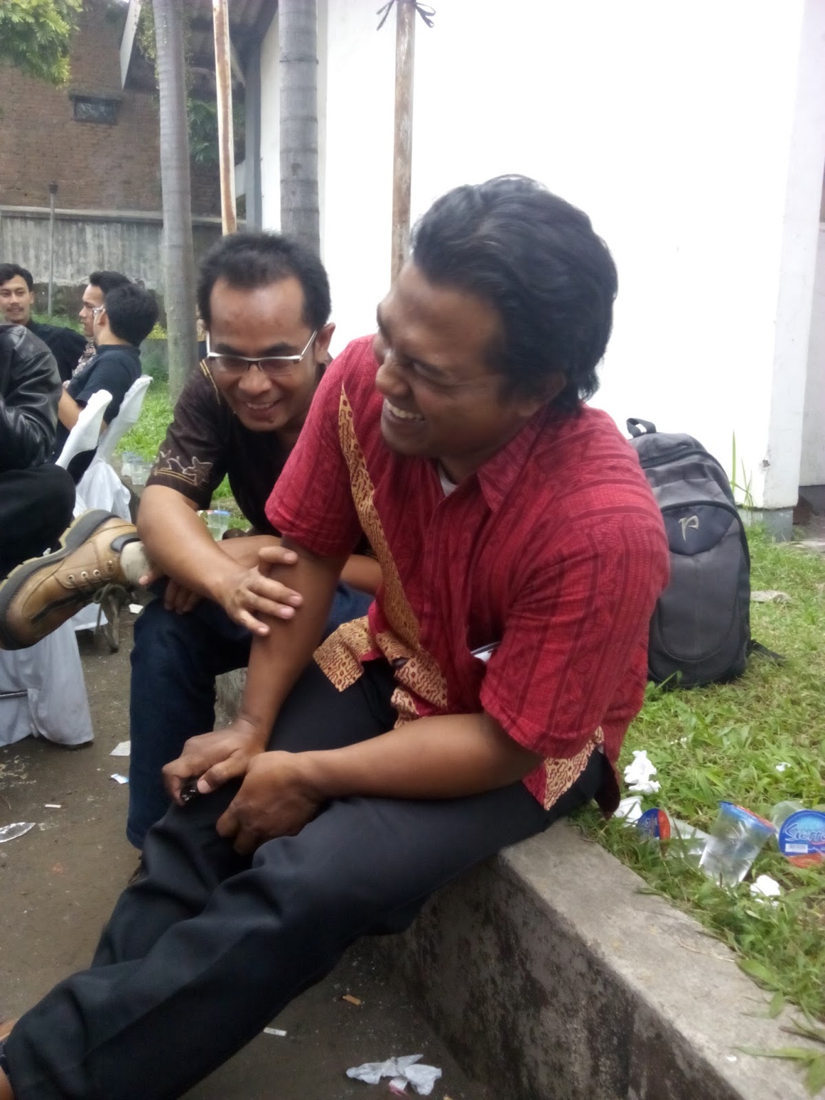 Contoh Dialog Bahasa Sunda dengan Teman Akrab - Wisata Bandung