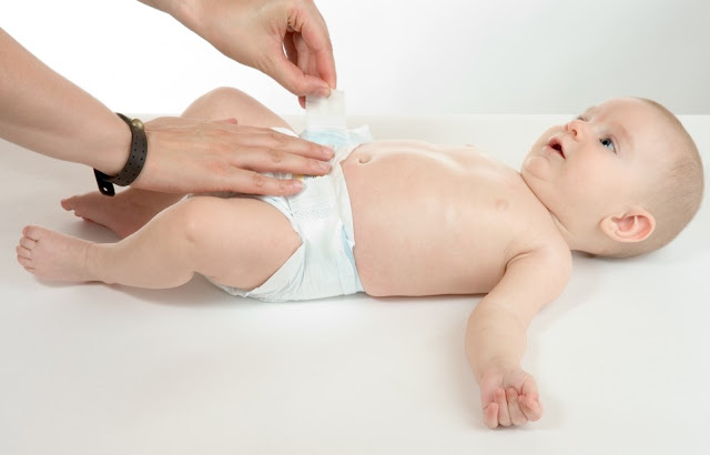Cara Merawat Bayi yang benar dan Sehat dengan mengganti popok