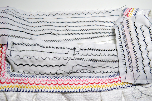 Muestra con las distintas puntadas de la máquina de coser