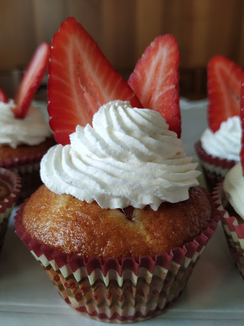 Bubble Cupcake alla fragola (con perle alla fragola, caviale di fragole)