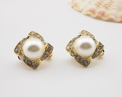 “Simplicity is the keynote of all true elegance.” : Pearl Earrings