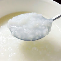 Bir tabaktan alınmış bir kaşık pirinç lapası