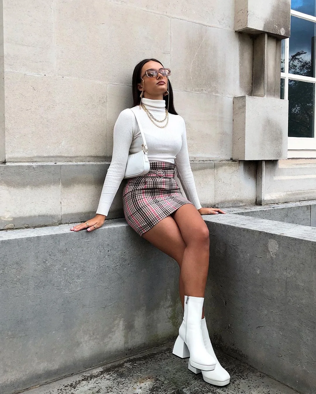 Skirt, long sleeve skirt and white boots