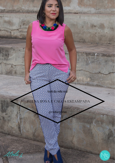 Look colorido para trabalhar: Blusa rosa e calça estampada 