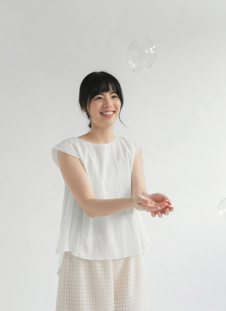 白色素色短袖女裝造型上衣