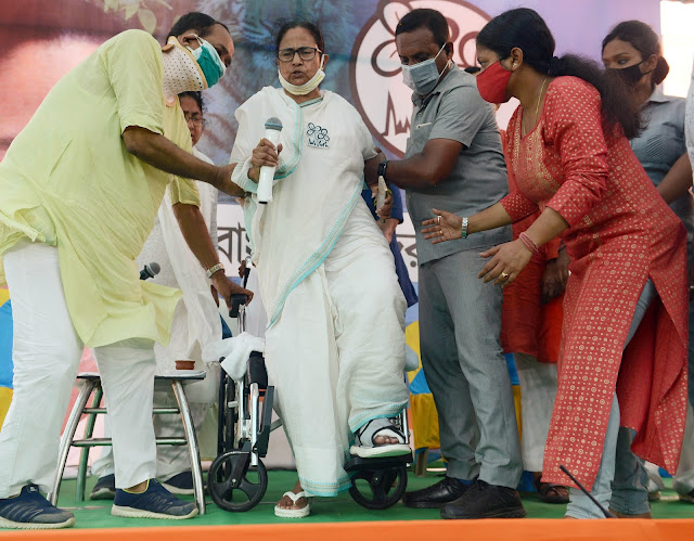 राष्ट्रगान के लिए खड़ी हुईं थीं ममता राष्ट्रगान के लिए खड़ी हुईं थीं ममता