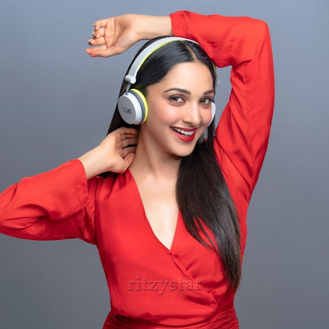 Kiara Advani Christmas Red Photos