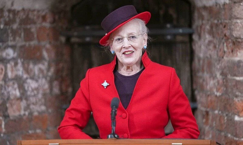 Queen Margrethe and Princess Benedikte visited the Queen's Embroideries exhibition. Red blazer and printed wool coat