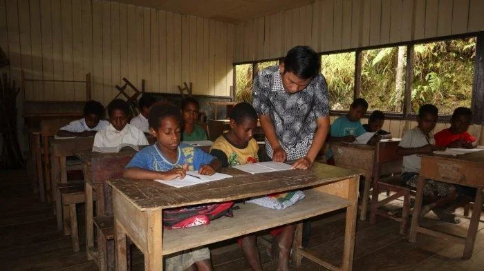 Respek-Pasutri-Ini-Rela-Jual-Rumah-dan-Mobil-Demi-Beri-Pendidikan-Bagi-Warga-Papua
