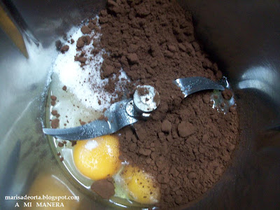  PASTEL DE CHOCOLATE RELLENO DE NARANJA 