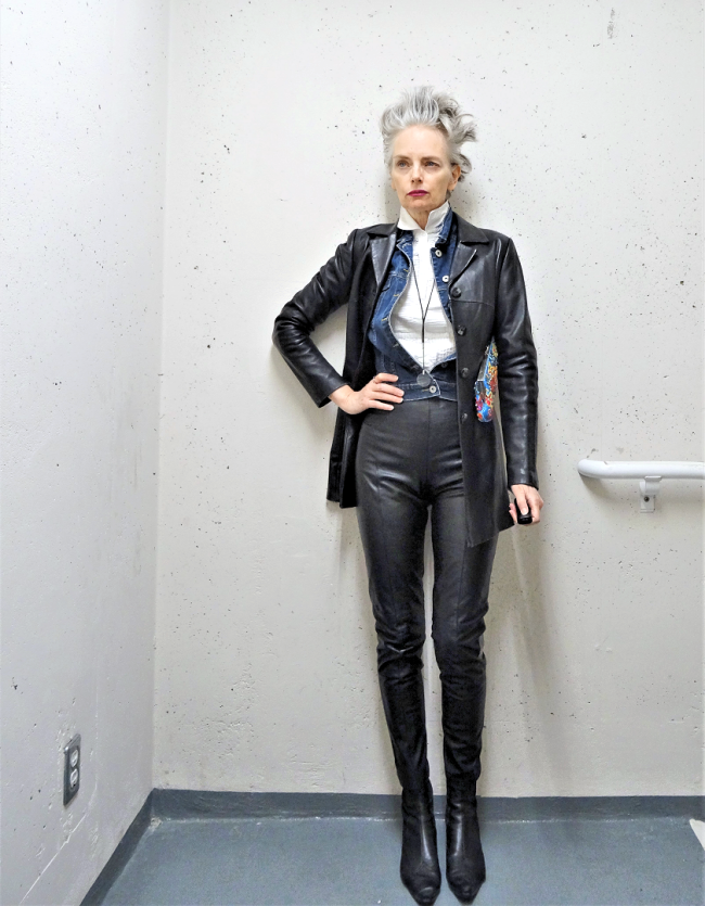 i wish i can pull off leather pants. but i love her LV belt also