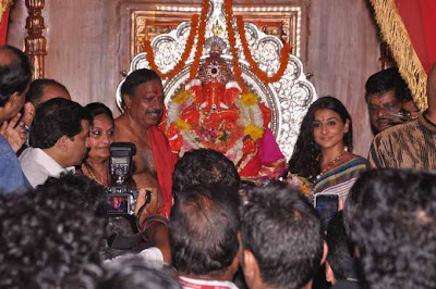 Vidya Balan spotted at Siddhivinayak temple Mumbai