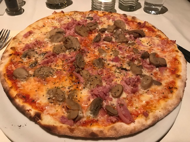 スイス・アデルボーデンのメイン広場のレストランでピザを食べました