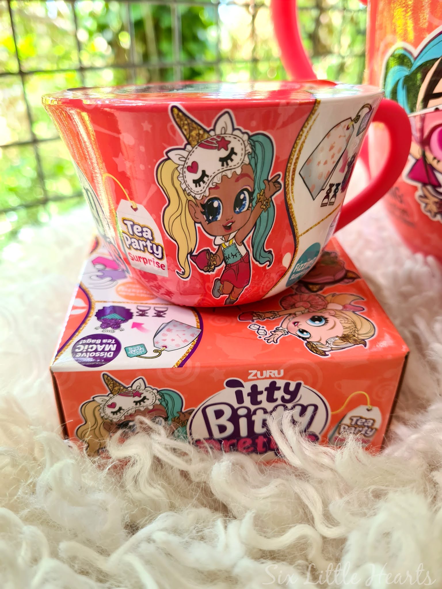 Rocker and Unicorn Itty Bitty Prettys Tea Party Teacup Dolls Playset by Zuru with Over 25 Surprises! 