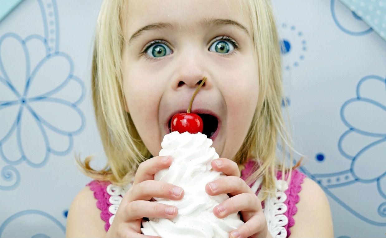 Ребенок ест сладости