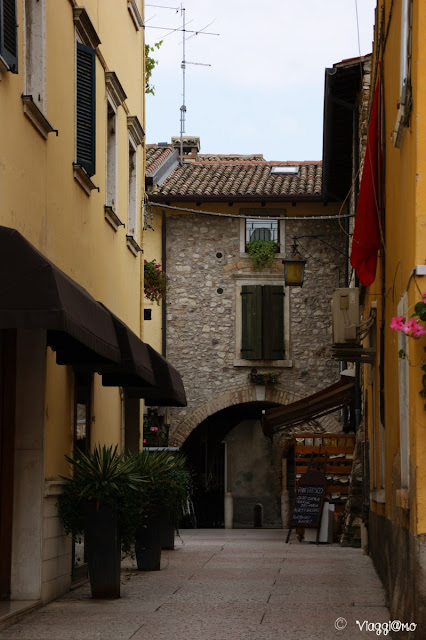 Una delle vie del centro di Lazise