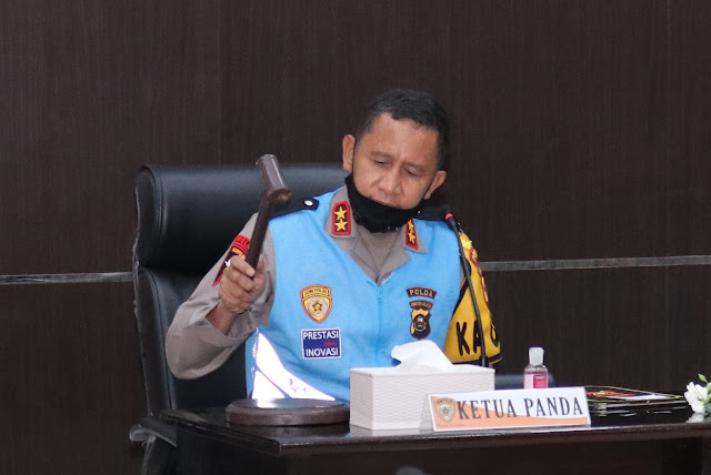 Palembang - majalahglobal.com: Kapolda Sumatera Selatan Irjen Pol Prof Dr.Eko Indra Heri S MM didampingi Wakapolda Sumsel Brigjen Pol Rudi setiawan Sik,SH MH Pimpin Sidang kelulusan tingkat Panitia Daerah Seleksi PAG TA 2020 diruang Rekonfu LT III gedung Promoter ,Kamis 10/09/2020.   Kapolda Sumsel Irjen Pol Prof Dr Eko Indra Heri S MM dalam sambutannya menekankan kepada Anggota Polri yang dinyatakan lulus terpilih Seleksi Alih golongan agar selalu bekerja dengan baik dimanapun ditugaskan pimpinan akan cerdas dan tahu anggotanya yang selalu punya inovasi serta bekerja dengan baik serta ketauladanan dan gagasan yang cemerlang,tuhan saja akan membalas walaupun kebaikan itu sebesar biji zaroh(bunga) begitu juga sebaliknya,setiap perbuatan kita akan dipertanggung jawabkan dihadapan tuhan bukan saja dihadapan pimpinan,selamat kepada yang lulus terpilih bekerja dan berkaryalah yang terbaik,kepada yang belom lulus terpilih jadikan kegagalan ini sebagai keberhasilan yang tertunda tetap semangat,imbuh kapolda sumsel  Sementara itu menurut AKP Rizka Aprianti SH,SIK selaku ketua seksi Acara Sidang kelulusan Seleksi Perwira Alih Golongan (P A G) T A 2020 seleksi P A G diikuti 136 peserta terdiri dari 135 peserta Pria  dan 1 peserta Wanita setelah mengikuti tahapan tahapan test dan pada kesempatan Sidang kelulusan tingkat panitia daerah seleksi PAG TA 2020 Polda sumsel ,yang dinyatak an lulus terpilih sebanyak 80 orang dan diantara dinyatakan lulus terpilih ada 1 orang mendapat Penghargaan dari Kapolri yakni dari Polres Musi Banyuasin sidang penetapan kelulusan ini dilaksanakan secara Virtual dan sebagian peserta mengikutinya di Ballroom swarna Dwipa dan yang.dinyatakan lulus terpilih akan mengikuti pendidikan selama 1 bulan pungkas mantan Kapolsekta Sungai Gerong dan Kapolsekta Sako saat diwawancarai diruang kerjanya Kamis 10/09/2020. (Tri Sutrisno)