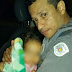 Menina de 2 anos é encontrada por policiais militares sozinha na rua