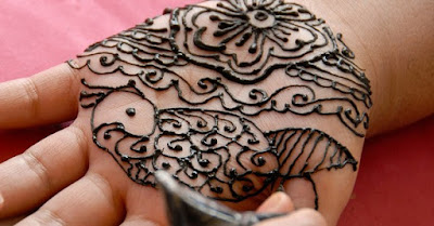 Jika Anda baru pertama kali, yang terbaik adalah untuk memilih desain universal untuk tato henna Anda.