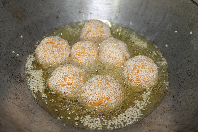 Kuih Bom Ubi Keledek - Azie Kitchen