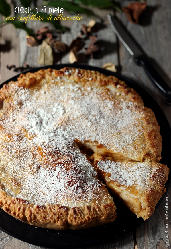 Crostata di mele e confettura di albicocche con frolla e sfoglia