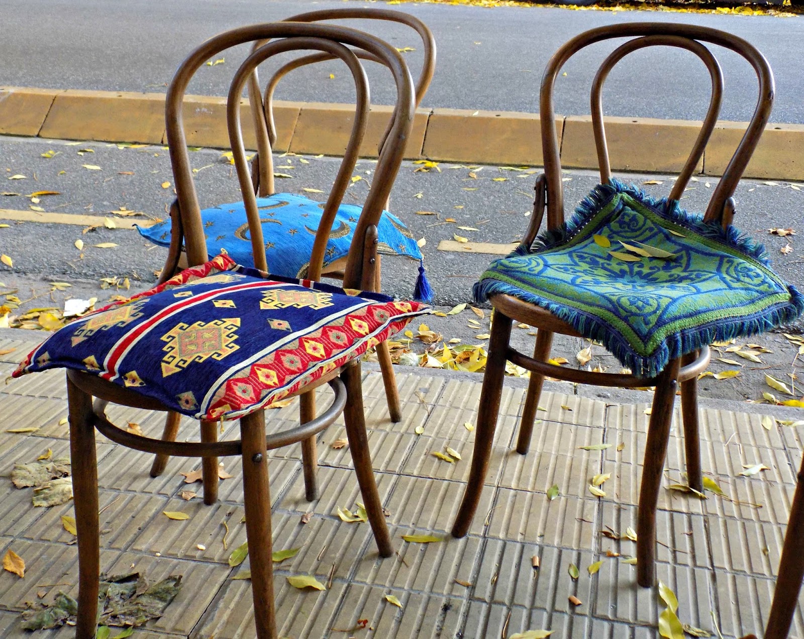 Arte+: Sillas en la vereda de la vida.