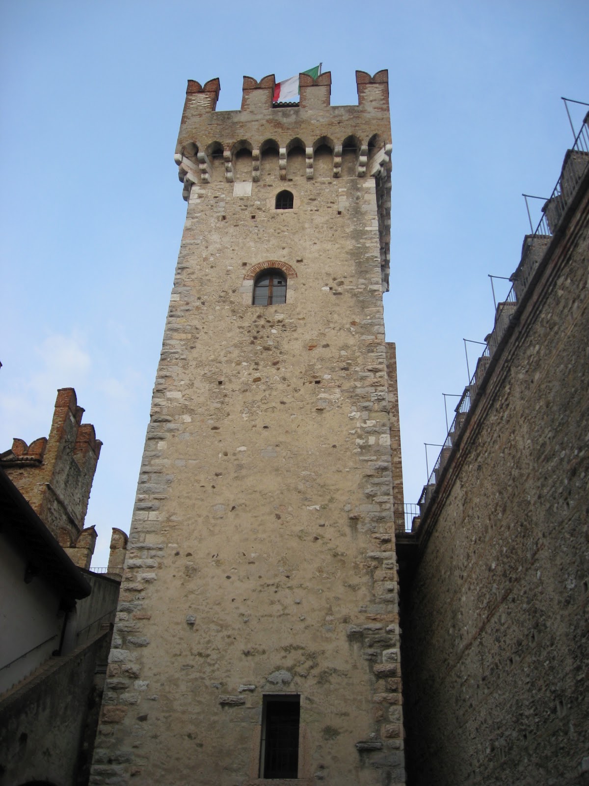 Башня с зубцами