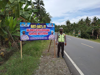 Tekan Angka Kecelakaan, Sat Lantas Polres Wajo Pasang Papan Himbauan Rawan Laka