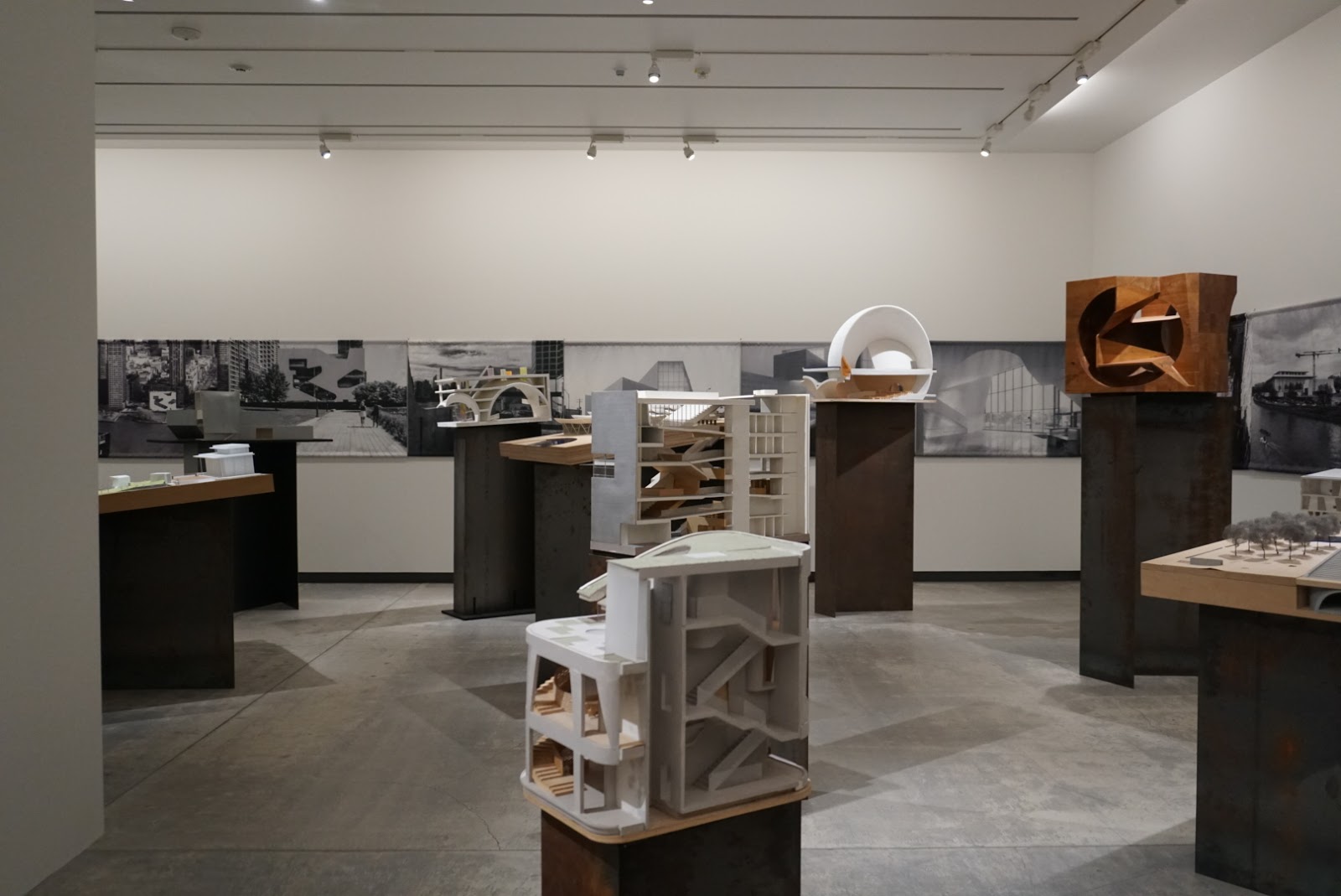 自伝 自伝は、創造的な文章のリソースを自由に使用できるようにします。