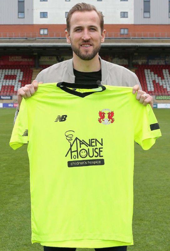 再びケインが胸スポンサー レイトン・オリエント 202122 ユニフォーム ユニ11